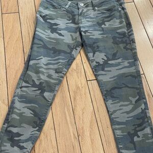 LEVI’S camo skinny jeans